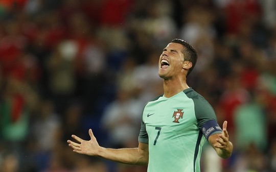 Ronaldo phấn khích sau chiến thắng trước Xứ Wales Ảnh: REUTERS