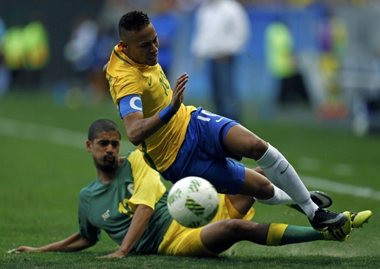 
Neymar (phải) không thể giúp Brazil vượt qua hàng thủ nhiều tầng của Nam Phi Ảnh: REUTERS
