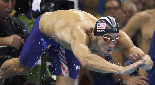 Phelps trước khi lao xuống nước giành HCV Olympic thứ 19 trong sự nghiệpẢnh: REUTERS