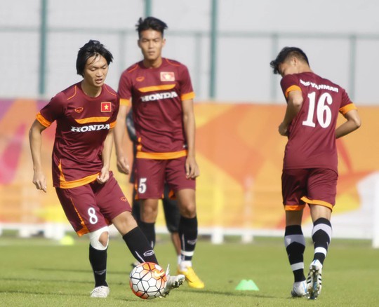 Tuấn Anh (trái) trong buổi tập của đội U23 Việt Nam tại Qatar trưa 10-1 Ảnh: euro