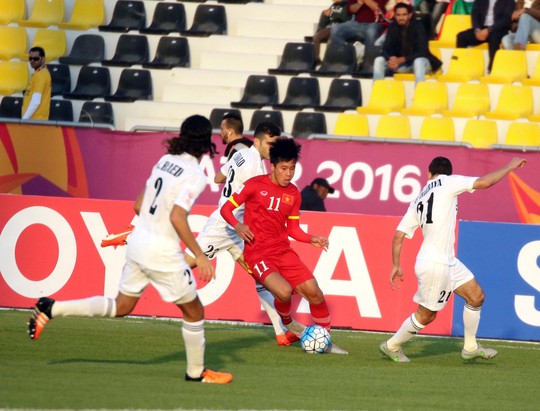 Tiền đạo Thanh Bình luôn bị các cầu thủ U23 Jordan vây ép mỗi khi có bóngẢnh: Nhật Đoàn