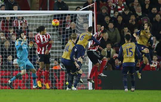 Ở trận lượt đi, Southampton (áo sọc) đã gây sốc cho ArsenalẢnh: REUTERS