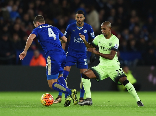 Lượt đi, Leicester và Man City của Fernandinho (phải) hòa nhau không bàn thắngẢnh: REUTERS