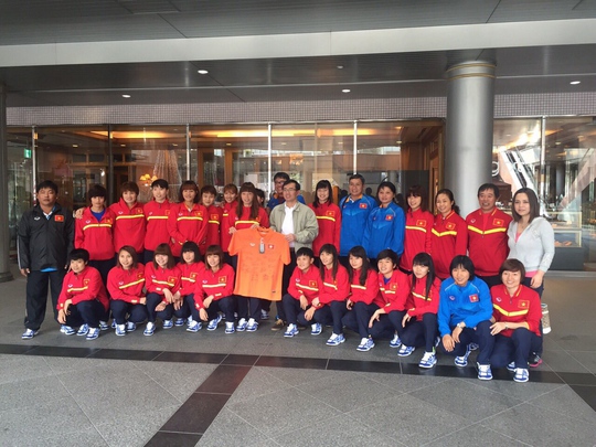 Đoàn bóng đá nữ Việt Nam chụp ảnh lưu niệm tại Osaka Ảnh: Dương Vũ Lâm