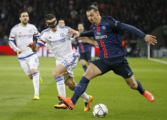 Ibrahimovic (phải) và PSG chỉ mới giành lợi thế mong manh với tỉ số 2-1 trước Chelsea sau lượt đi Ảnh: REUTERS