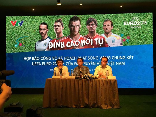 Đại diện VTV trả lời các câu hỏi trong cuộc họp báo