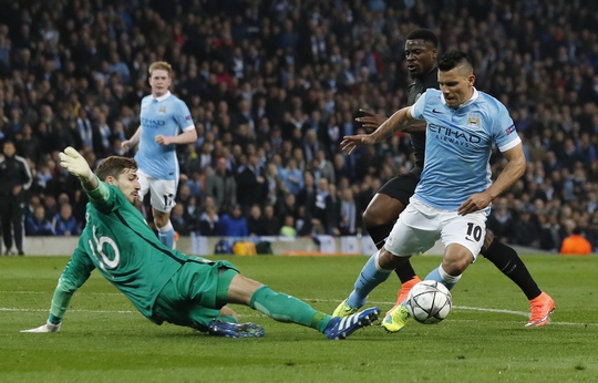 Aguero (phải) có thành tích ghi bàn tốt không kém Ronaldo và Messi, tính trong năm 2016Ảnh: REUTERS