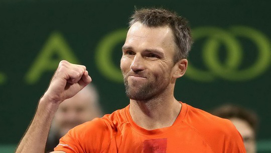 Karlovic cho thấy anh cũng rất lì lợm Ảnh: REUTERS