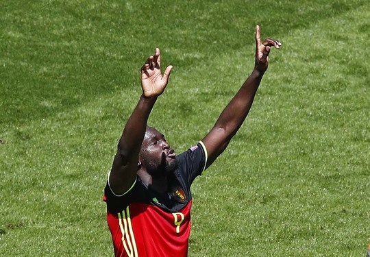 Lukaku đã tỏa sáng với 2 bàn thắng giúp Bỉ thắp lại hy vọng vào vòng 1/8Ảnh: REUTERS