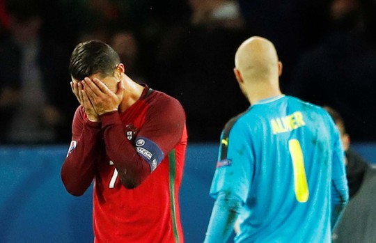 Ronaldo thất vọng sau khi đá hỏng quả phạt đền ở trận Bồ Đào Nha hòa Áo 0-0 rạng sáng 19-6 Ảnh: REUTERS