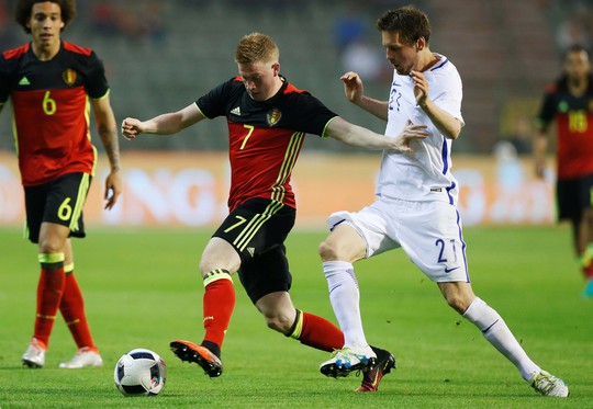 
De Bruyne (7) dần chứng tỏ thích hợp ở vị trí tiền vệ kiến thiết trong đội hình tuyển BỉẢnh: REUTERS

