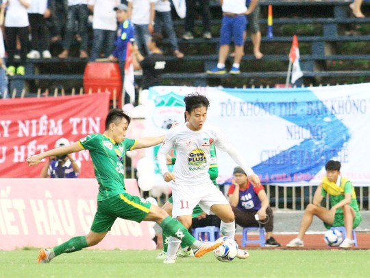 HAGL (phải) thua 6 trận liên tiếp ở cả hai mặt trận V-League và Cúp Quốc gia Ảnh: Dương Thu