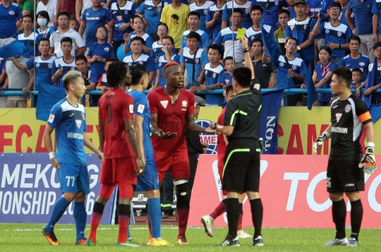 Trọng tài Võ Minh Trí phạt thẻ vàng 1 cầu thủ Hải Phòng trong trận đội này thua chủ nhà Than Quảng Ninh 1-3 Ảnh: Hải Anh