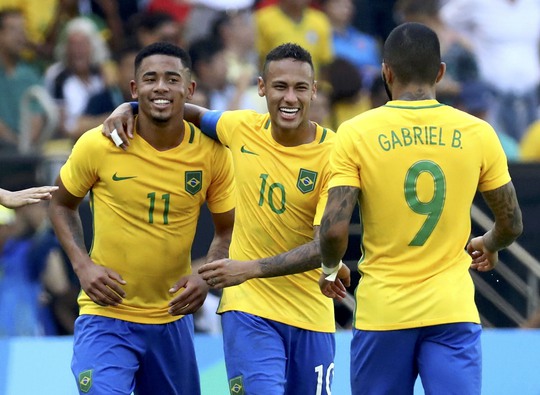Gabriel Jesus (11), Neymar (10) là hai trụ cột của hàng công Brazil cùng tiền vệ GabrielẢnh: REUTERS