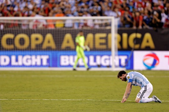 
Messi cô đơn sau trận chung kết Copa America 2016 Ảnh: REUTERS
