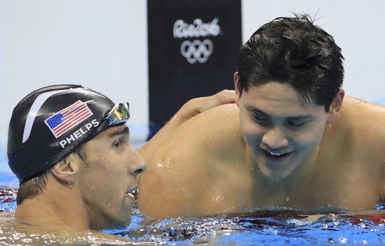 Phelps chúc mừng Schooling sau đợt bơi chung kết 100 m bướmẢnh: REUTERS