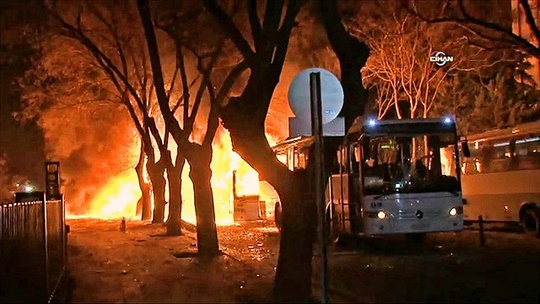 Hiện trường vụ đánh bom ở Ankara hôm 17-2 Ảnh: The Guardian