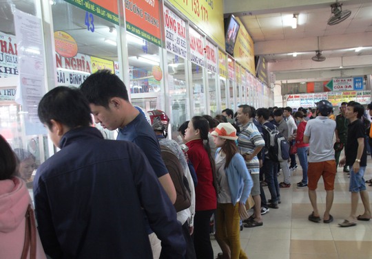 Hành khách mua vé xe Tết tại Bến xe Miền Đông ngày 10-1