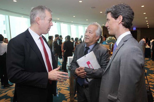Đại sứ Mỹ tại Việt Nam Ted Osius thảo luận với các đại biểu bên lề hội thảoẢnh: HOÀNG TRIỀU