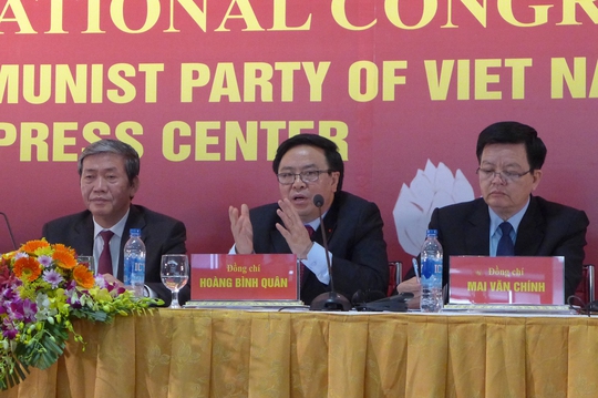 Ông Đinh Thế Huynh - Ủy viên Bộ Chính trị, Trưởng Ban Tuyên giáo trung ương (bìa trái) - chủ trì buổi họp báo