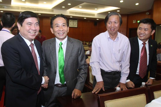 Ông Nguyễn Thành Phong, Chủ tịch UBND TP HCM (bìa trái), trò chuyện với kiều bào vào chiều 29-1Ảnh: HOÀNG TRIỀU