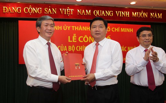Ông Đinh Thế Huynh chúc mừng ông Đinh La Thăng (giữa) được Bộ Chính trị phân công giữ chức Bí thư Thành ủy TP HCMẢnh: Hoàng Triều