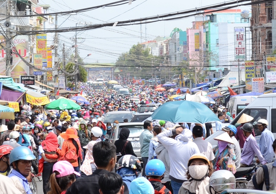 Rất đông du khách đổ về những điểm du lịch tâm linh ở tỉnh An Giang trong dịp Tết khiến nhiều tuyến đường xảy ra ùn ứẢnh: Thốt Nốt
