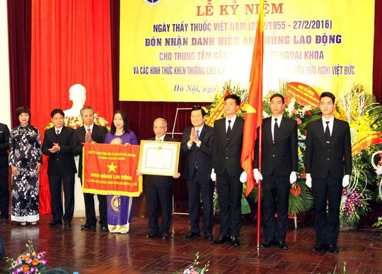 Chủ tịch nước Trương Tấn Sang trao tặng danh hiệu Anh hùng Lao động cho Trung tâm Gây mê và Hồi sức ngoại khoa - Bệnh viện Việt ĐứcẢnh: NGỌC DUNG