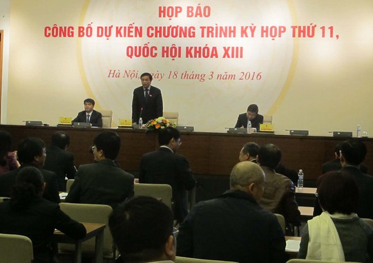 
Ông Nguyễn Hạnh Phúc (đứng) - Tổng Thư ký Quốc hội, Chủ nhiệm Văn phòng Quốc hội - chủ trì buổi họp báo
