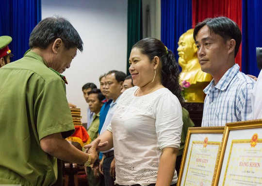 Chị Tăng Ngọc Thu (38 tuổi; thành viên CLB Phòng chống tội phạm phường Lái Thiêu, thị xã Thuận An) nhận bằng khen của chủ tịch UBND tỉnh Bình DươngẢnh: NHƯ PHÚ