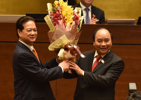 Nguyên Thủ tướng Nguyễn Tấn Dũng tặng hoa chúc mừng tân Thủ tướng Nguyễn Xuân Phúc.Ảnh: Nguyễn Nam