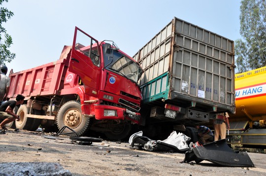 
Hiện trường vụ tai nạn giao thông xảy ra ngày 3-5-2016 tại đoạn đường chưa được mở rộng thuộc huyện Bình Sơn (tỉnh Quảng Ngãi) làm 4 người chết, 5 người bị thương. Ảnh: Tử Trực

