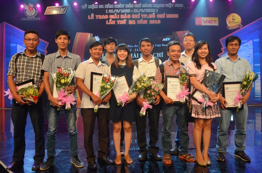 Các phóng viên Báo Người Lao Động nhận giải báo chí TP HCM lần thứ 34 năm 2015Ảnh: TẤN THẠNH