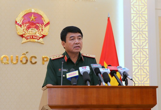 Thượng tướng Võ Văn Tuấn trả lời phỏng vấn tại Bộ Quốc phòng chiều 24-6Ảnh: Xuân Tuyến
