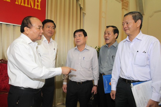 
Thủ tướng Chính phủ Nguyễn Xuân Phúc cùng các cán bộ của TP HCM bên lề cuộc họp. Ảnh: Hoàng Triều
