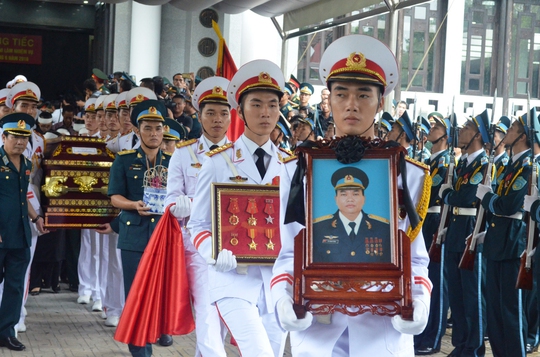 
Linh cữu các liệt sĩ được đưa từ Nhà Tang lễ đến Đài hóa thân Hoàn Vũ Văn Điển ở huyện Thanh Trì, TP Hà NộiẢnh: Văn Duẩn
