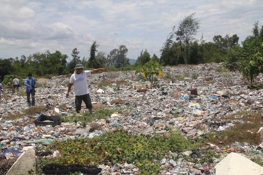 Người dân lo lắng khi hàng trăm tấn chất thải có nguồn gốc từ nhà máy Formosa tại bãi rác Thiên Cầm vẫn chưa được xử lý
