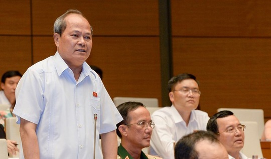 ĐBQH Ngô Văn Minh (Quảng Nam) nêu ý kiến về dự kiến chương trình hoạt động giám sát của Quốc hội năm 2017Ảnh: Văn Bình