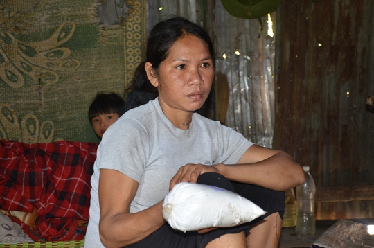 Chị Hồ Thị Nhân, 1 trong 3 người bị nôn sau khi ăn cơm nấu từ gạo hỗ trợ