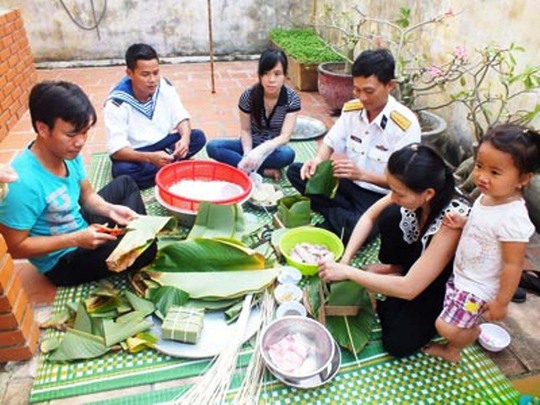 Gói bánh chưng ở Trường Sa bằng lá bàng vuông