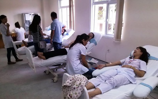 Các y - bác sĩ Bệnh viện Trung ương Huế trong một lần hiến máu