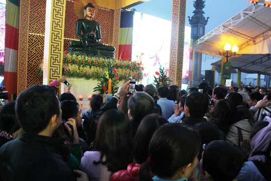 Hàng ngàn người dân chiêm ngưỡng pho tượng Phật bằng ngọc