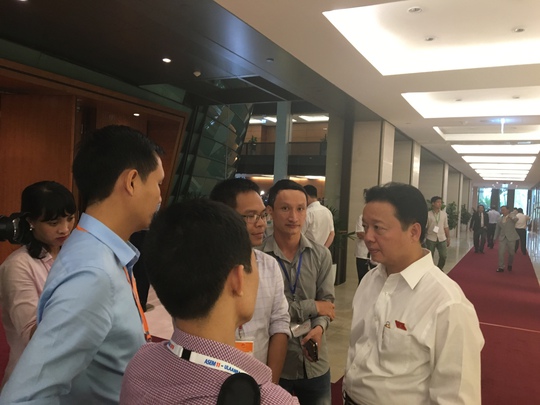 Bộ trưởng Bộ TN-MT Trần Hồng Hà trao đổi với báo chí bên hành lang QH chiều 21-7 Ảnh: Văn Duẩn