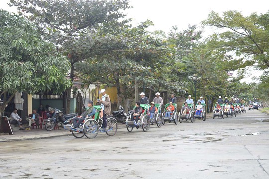 Du khách tham quan TP Hội An, tỉnh Quảng Nam bằng xe xích-lô dịch vụ