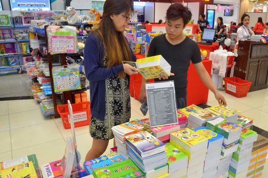 Phụ huynh tại TP HCM chuẩn bị đồ dùng, sách vở cho con em trong năm học mớiẢnh Tấn Thạnh