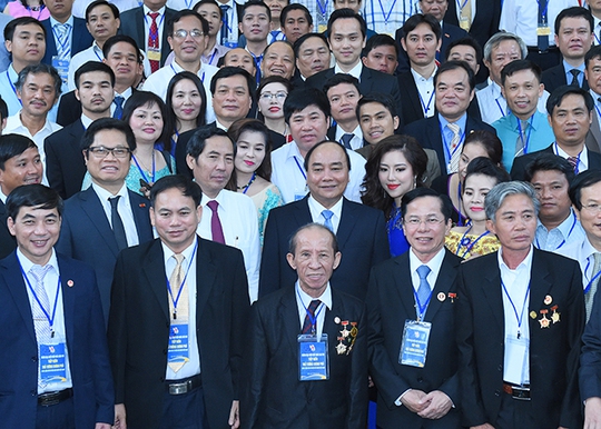 
Thủ tướng Chính phủ Nguyễn Xuân Phúc chụp ảnh lưu niệm cùng các đại biểu. Ảnh: Quang Hiếu
