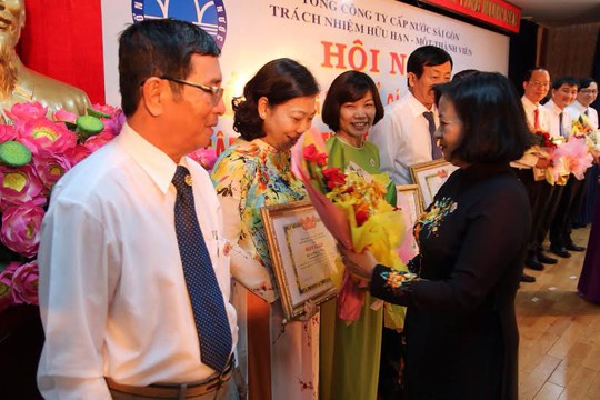 
Bà Thân Thị Thư, Trưởng Ban Tuyên giáo Thành ủy TP HCM, tặng giấy khen cho các gương điển hình học tập và làm theo tư tưởng, đạo đức, phong cách Hồ Chí Minh của Tổng Công ty Cấp nước Sài Gòn
