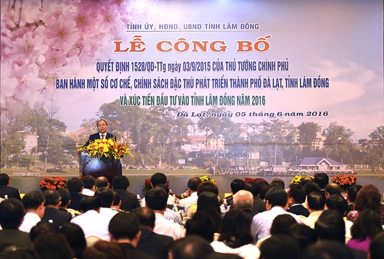 
Thủ tướng Nguyễn Xuân Phúc dự hội nghị xúc tiến đầu tư vào tỉnh Lâm Đồng - Ảnh: Đức Hiếu
