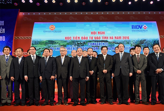 Thủ tướng chụp ảnh lưu niệm với lãnh đạo tỉnh Hà Nam. Ảnh: Xuân Tuyến.