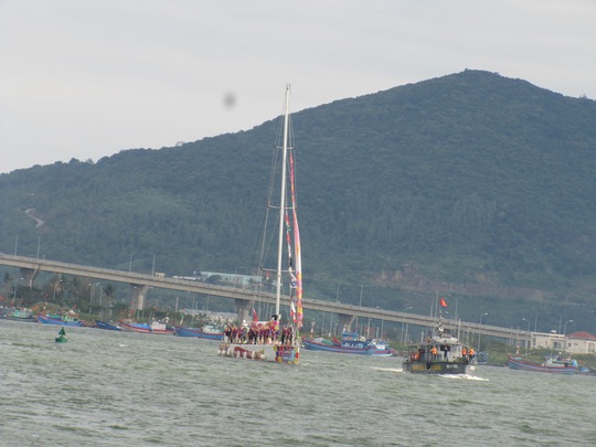 
Thuyến buồm vào cảng sông Hàn và sẽ diễu hành trên sông Hàn ngày 25-2
